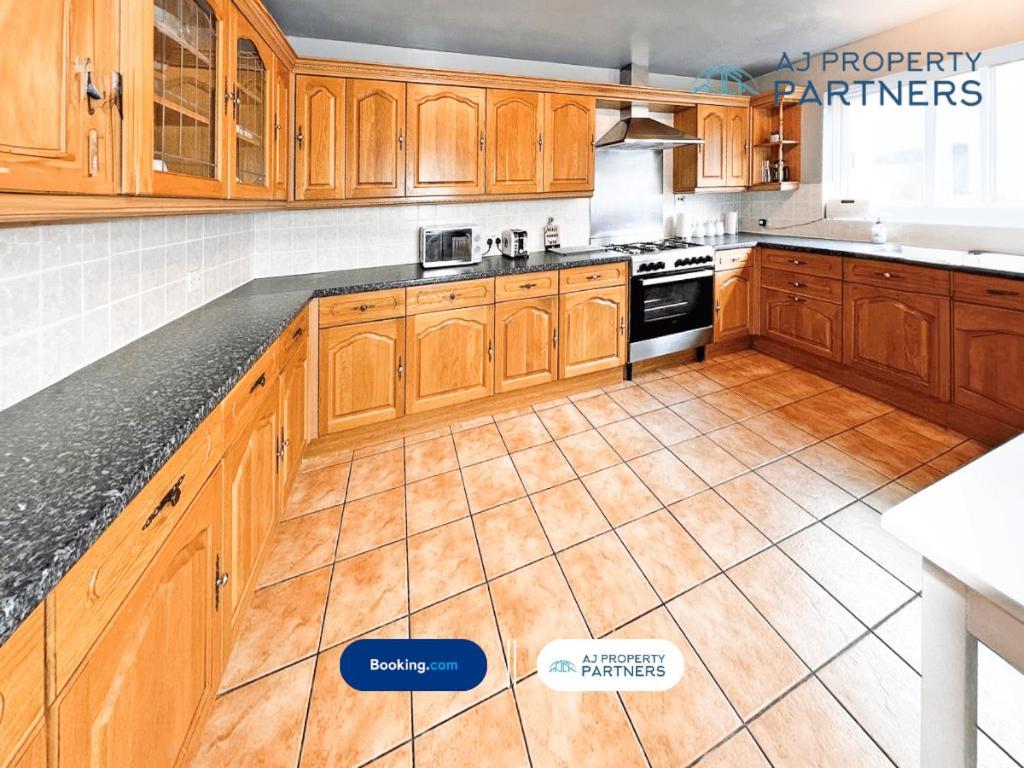 Premium Deal L Hill View Home L Last-Minute Offer L Cheltenham L Aj Properties L Perfect For Short Or Long Stays L 4Beds 4Bedrooms Exterior photo